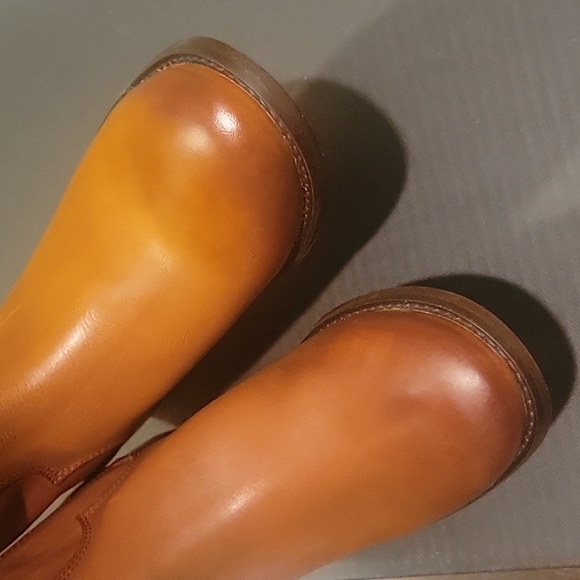 NEW! FRYE Marissa Medallion Inside Zipper Tall Leather Cognac Riding Boots 6M. - Picture 8 of 11